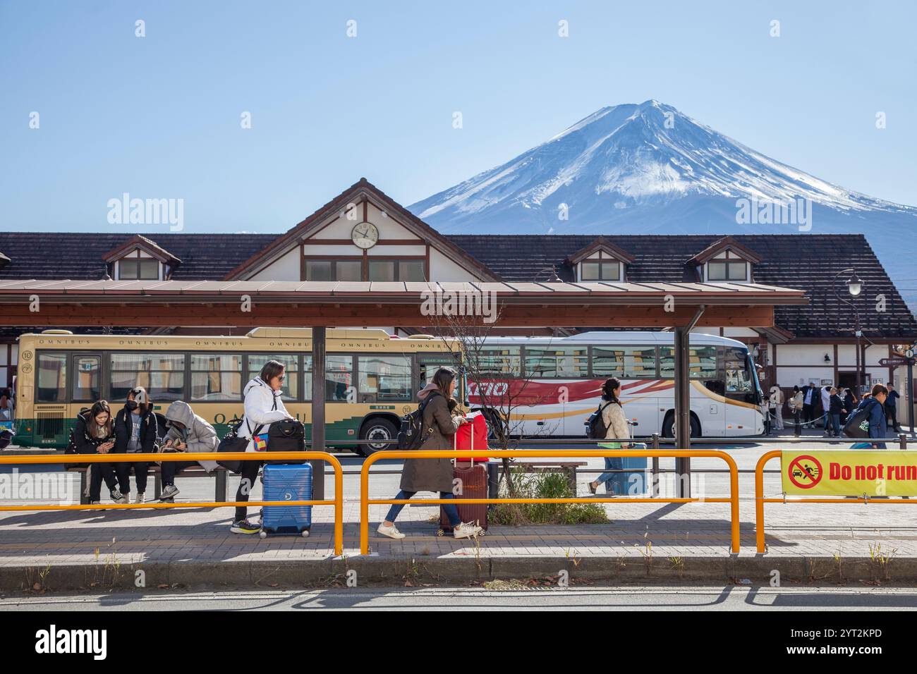 Kawaguchiko Bahnhof und Busbahnhof in der Präfektur Yamanashi, Japan mit schneebedecktem Berg Fuji im Hintergrund. Stockfoto