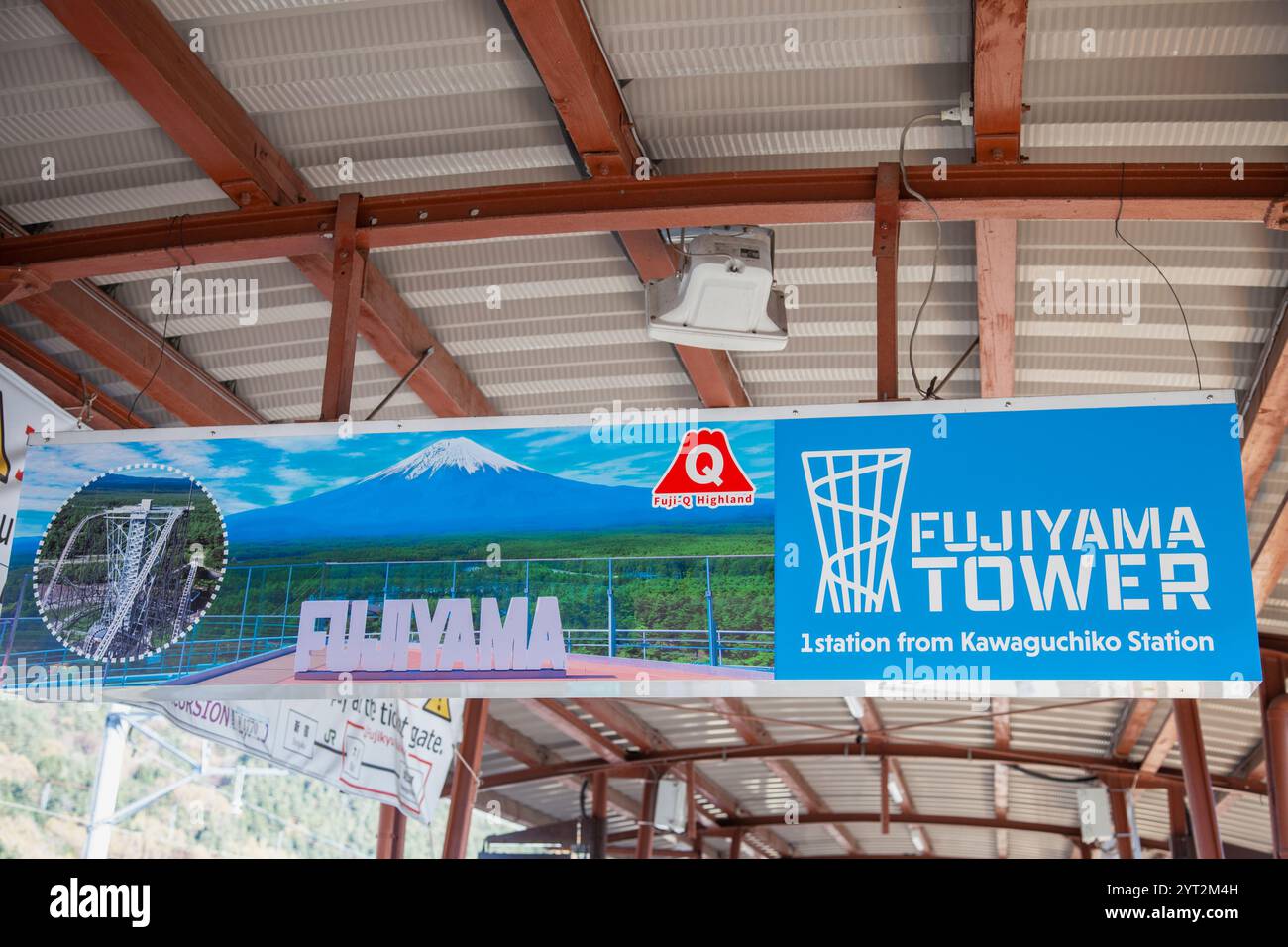 Ein Schild für die Attraktion Fujiyama Tower im Fuji-Q Highland auf dem Bahnsteig der Kawaguchiko Station in Yamanashi, Japan Stockfoto