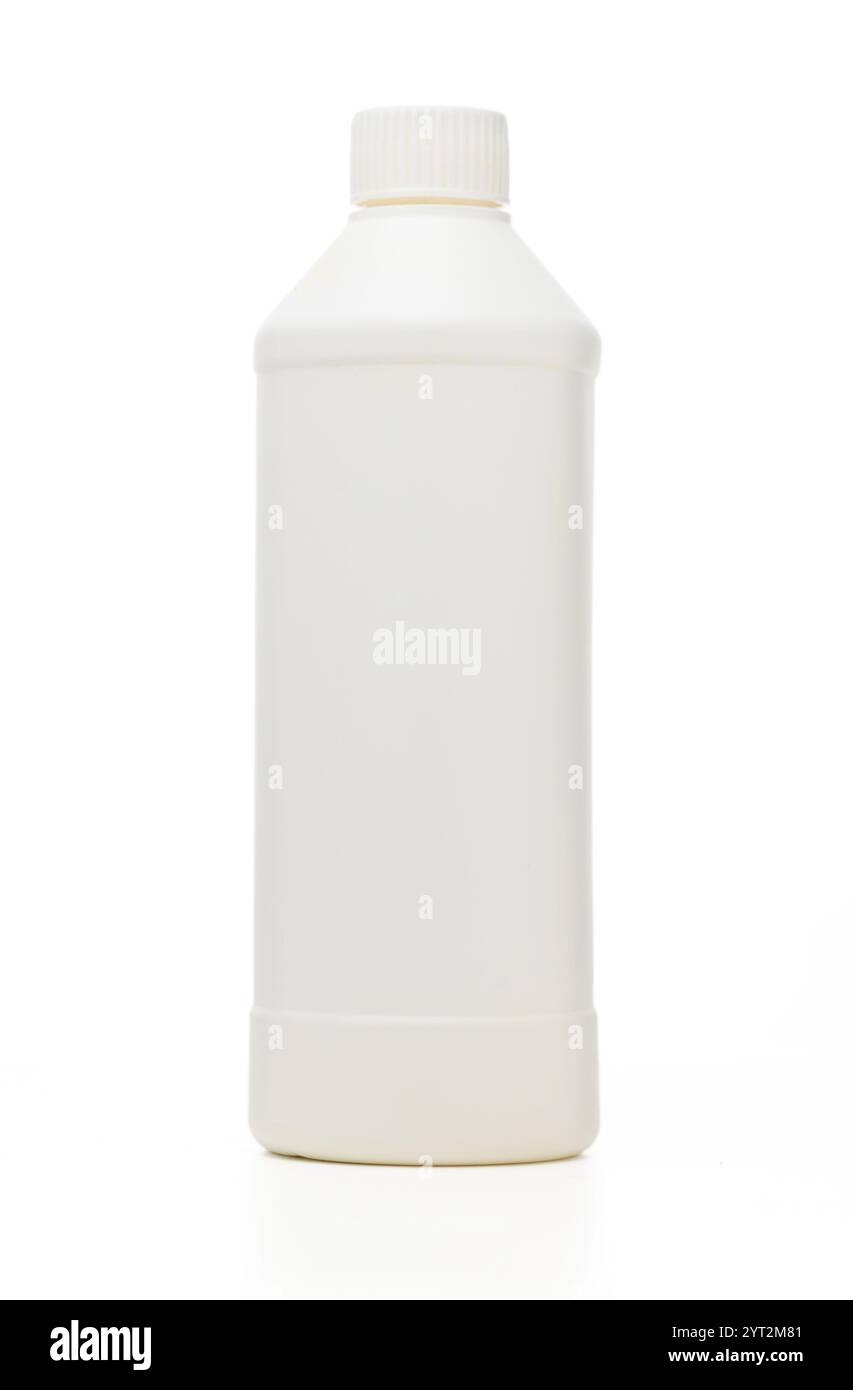 Eine schlanke, weiße Flasche steht allein vor einem neutralen Hintergrund und zeigt klare Linien und moderne Ästhetik. Stockfoto