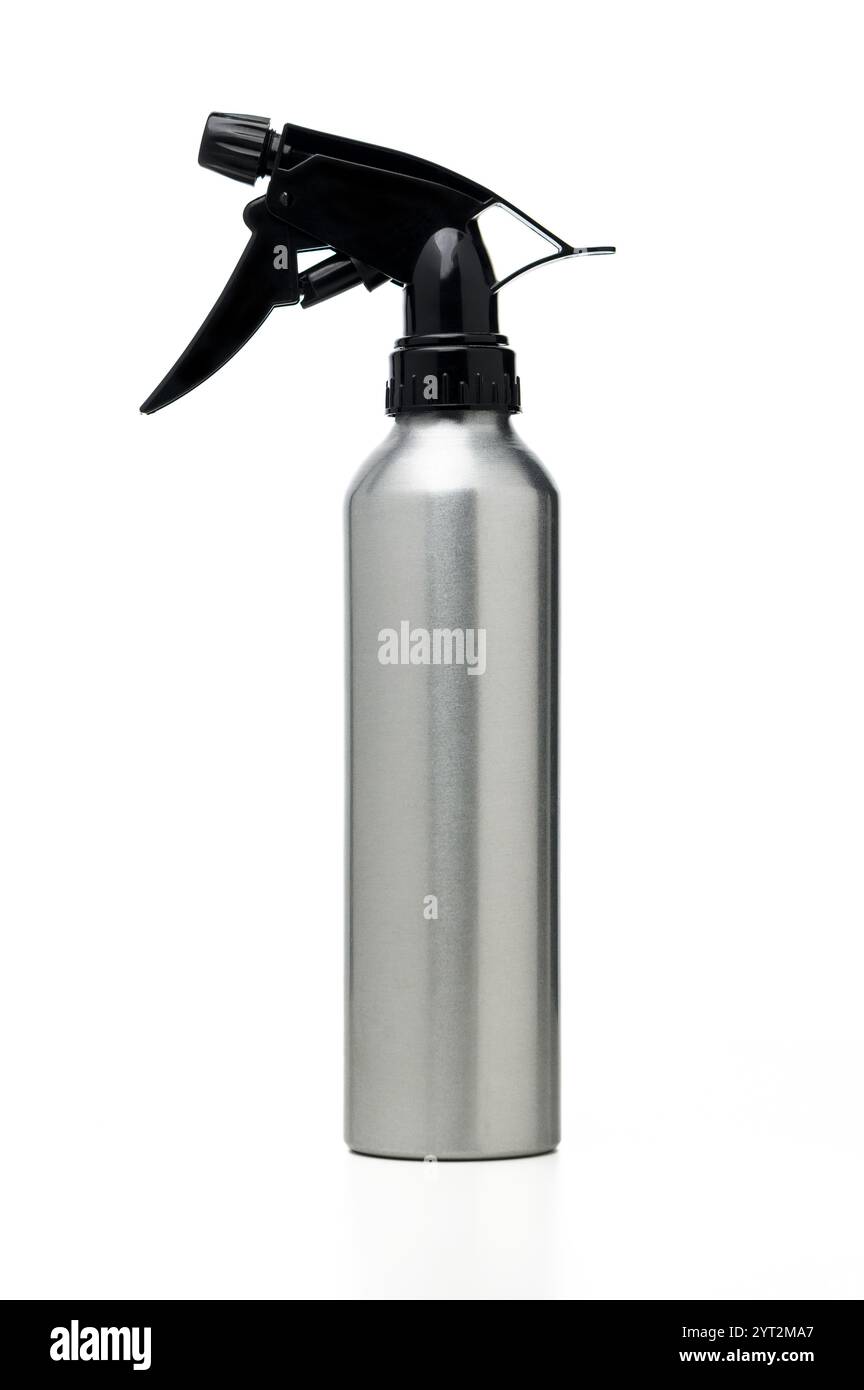 Diese elegante Sprühflasche ist perfekt für die stilvolle und effiziente Bewässerung von Pflanzen und Oberflächen. Stockfoto