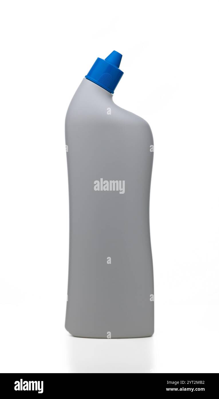 Moderne Flasche mit schlankem Profil und markantem blauem Verschluss zeigt innovatives Design bei Reinigungslösungen. Stockfoto