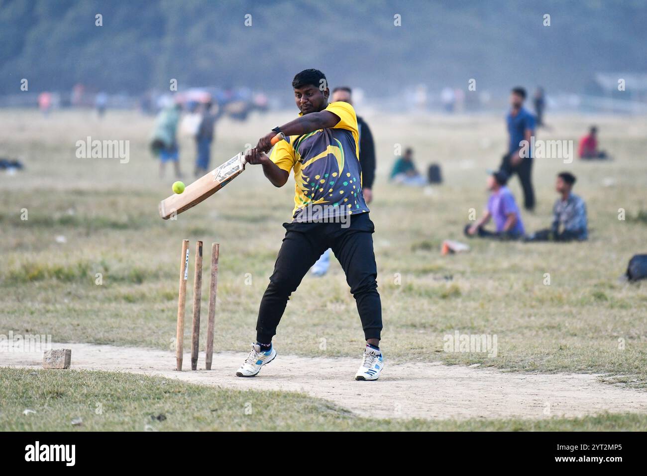 Kalkutta, Westbengalen, Indien. Dezember 2024. Ein Junge spielt Cricket in der Gegend von Maidan, einem städtischen Park von Kalkutta. (Credit Image: © Dipayan Bose/SOPA Images via ZUMA Press Wire/Alamy Live News) NUR REDAKTIONELLE VERWENDUNG! Nicht für kommerzielle ZWECKE! Stockfoto