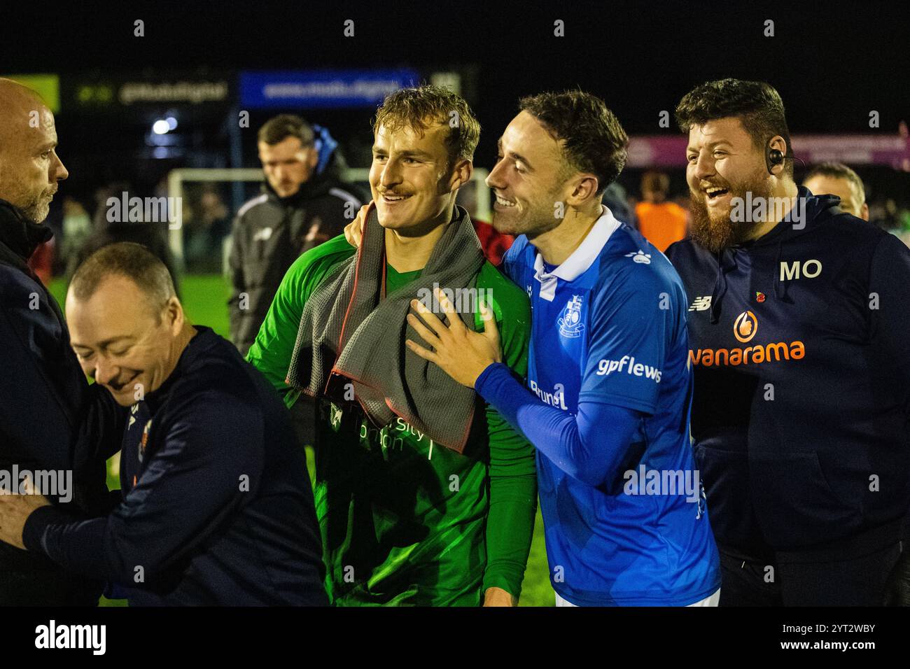 Jacob Adams und Sam Ashford feiern nach dem Sieg in Wealdstone gegen Rochdale 11/24 Stockfoto