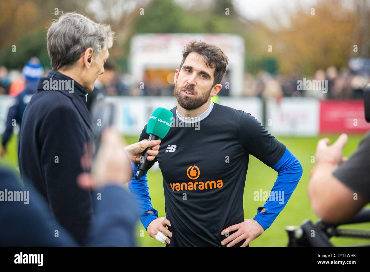 Max Kretzschmar wurde vor dem Spiel im FA Cup zwischen Wealdstone FC und Wycombe Wanderers 30/11/24 interviewt Stockfoto