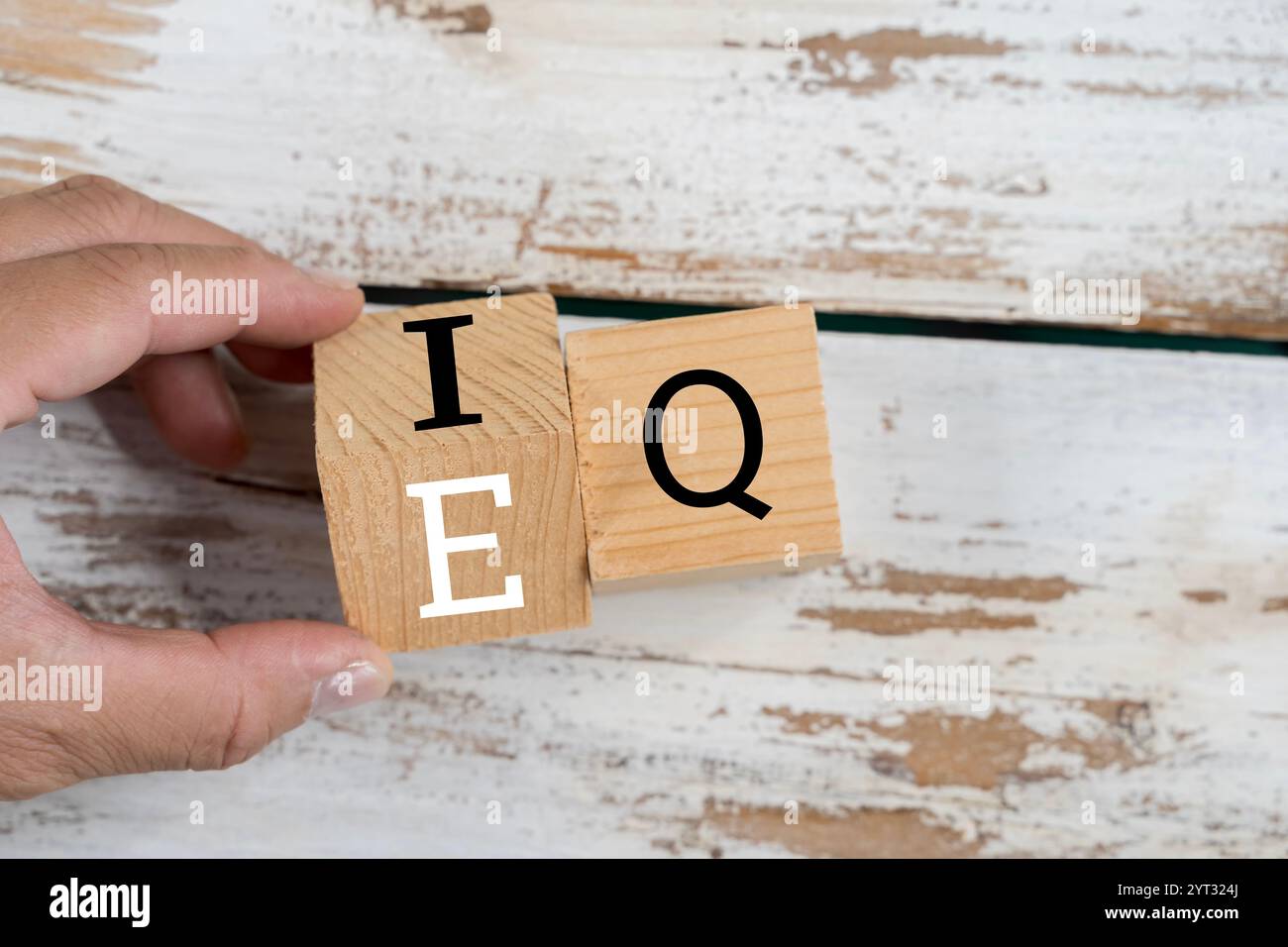 Business man Hand ändern Holzwürfelblock von IQ zu EQ, Balance zwischen Intelligenz Quotient und emotionale Intelligenz Konzepte Stockfoto