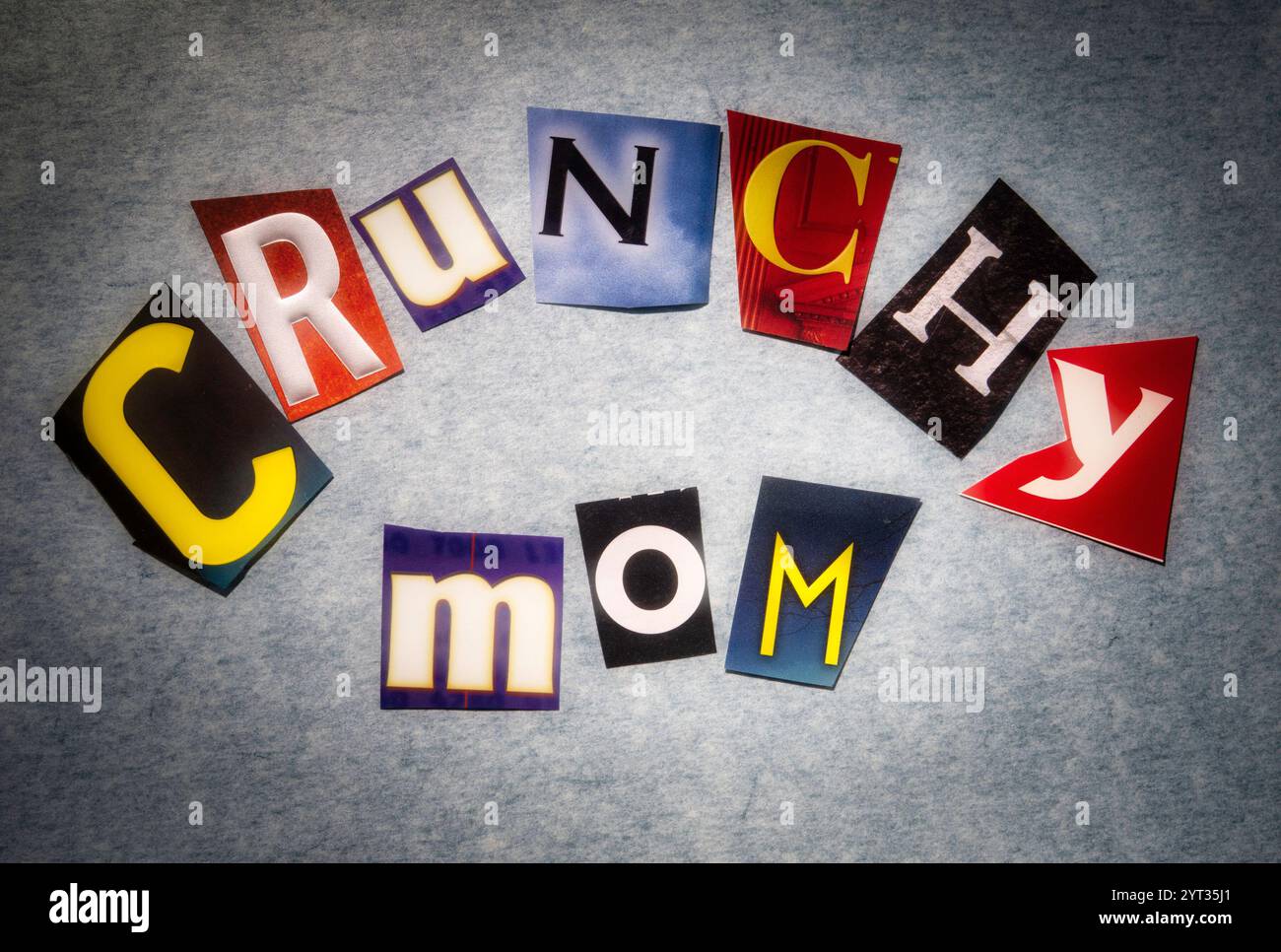 Das Konzept „Crunchy Mom“ wurde in der Typografie im Ransom-Note-Stil der USA 2024 beschrieben Stockfoto