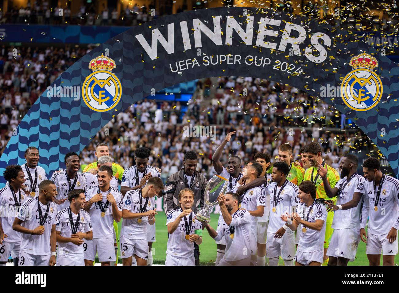 Warschau, Polen. August 2024. Das Team von Real Madrid feiert den Sieg mit Trophäe während der Zeremonie nach dem Endspiel des UEFA Super Cup 2024 zwischen Real Madrid und Atalanta BC im PGE Narodowy Stadion. Endergebnis: Real Madrid 2:0. Atalanta BC. (Foto: Mikolaj Barbanell/SOPA Images/SIPA USA) Credit: SIPA US/Alamy Live News Stockfoto