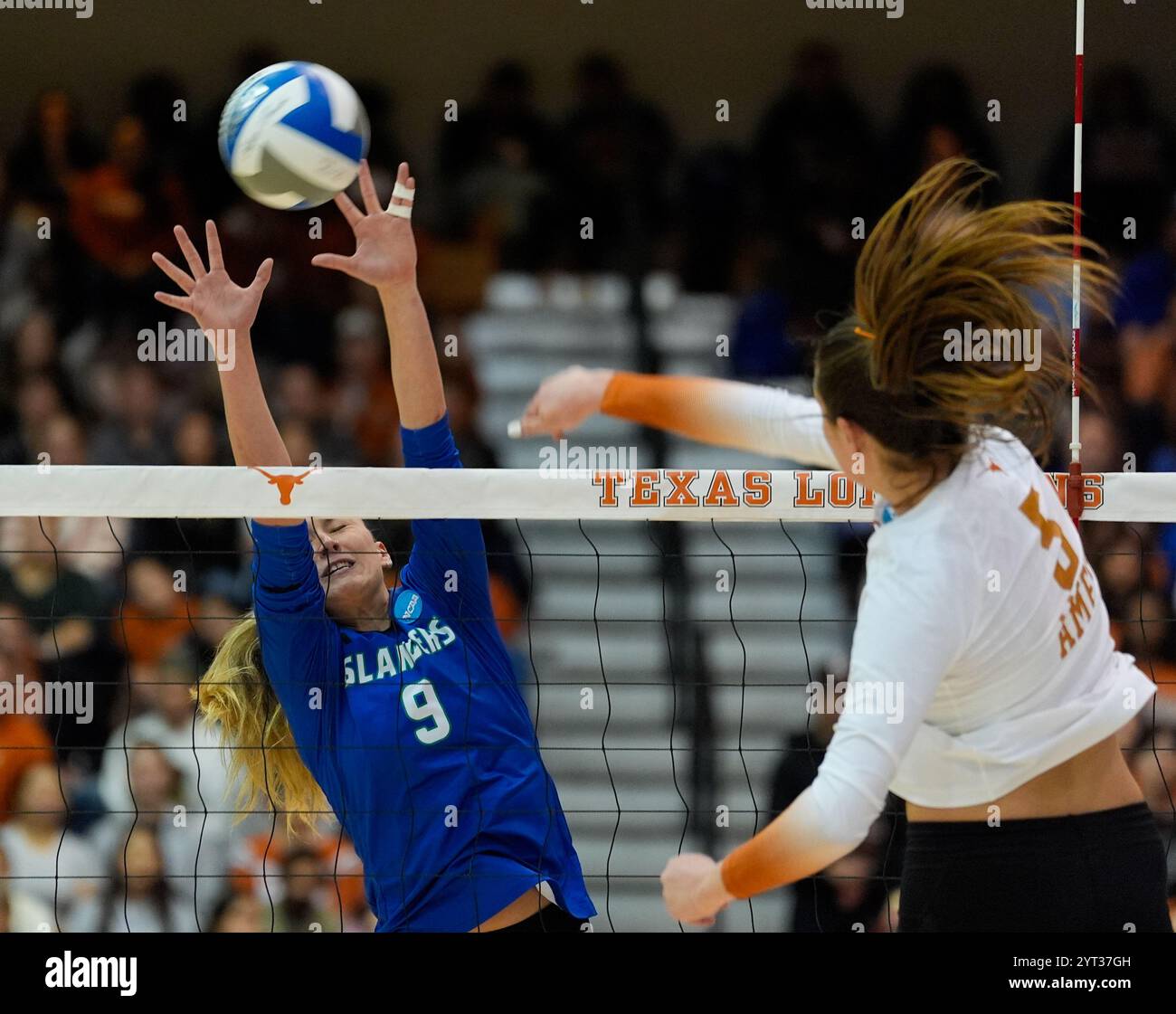 Austin, Texas, USA. Dezember 2024. A&M-Corpus Christi Außenseiter Kyndal Payne (9) blockiert einen Schuss vom Texas-Mittelblocker Ayden Ames (5) während des NCAA Division I Women's Volleyball Turnier First Round Match zwischen Texas und Texas A&M-Corpus Christi am 5. Dezember 2024 in Austin, Texas. Texas Won, 3-0 (Credit Image: © Scott Coleman/ZUMA Press Wire) NUR REDAKTIONELLE VERWENDUNG! Nicht für kommerzielle ZWECKE! Stockfoto