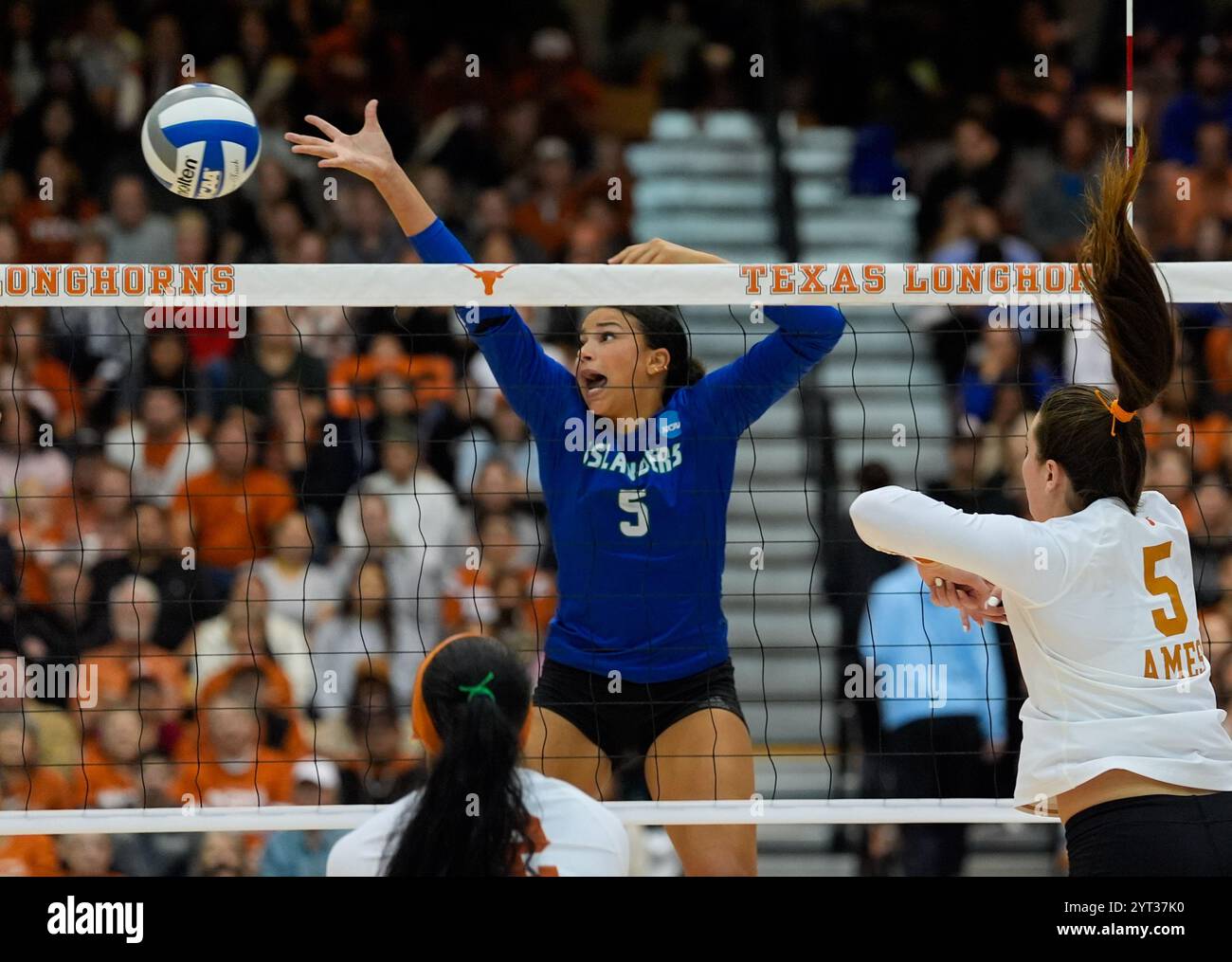 Austin, Texas, USA. Dezember 2024. Tori Arrington (5) verpasst einen Blockversuch auf einen Schuss von Ayden Ames (5) während des NCAA Division I Women's Volleyball Turnier First Round Match zwischen Texas und Texas A&M-Corpus Christi am 5. Dezember 2024 in Austin, Texas. Texas Won, 3-0 (Credit Image: © Scott Coleman/ZUMA Press Wire) NUR REDAKTIONELLE VERWENDUNG! Nicht für kommerzielle ZWECKE! Stockfoto