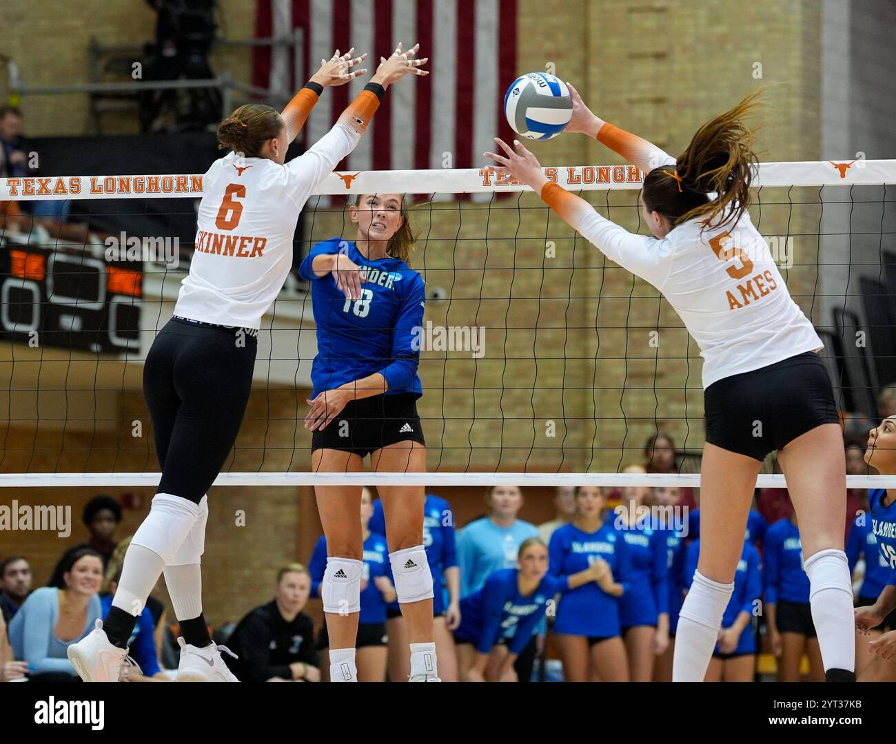 Austin, Texas, USA. Dezember 2024. A&M-Corpus Christi Außenseiter Rylee Achtzehn (18) im Netz gegen Texas Außenseiter Madisen Skinner (6) und Mittelblocker Ayden Ames (5) während des NCAA Division I Women's Volleyball Tournament First Round Match zwischen Texas und Texas A&M-Corpus Christi am 5. Dezember 2024 in Austin, Texas. Texas Won, 3-0 (Credit Image: © Scott Coleman/ZUMA Press Wire) NUR REDAKTIONELLE VERWENDUNG! Nicht für kommerzielle ZWECKE! Stockfoto