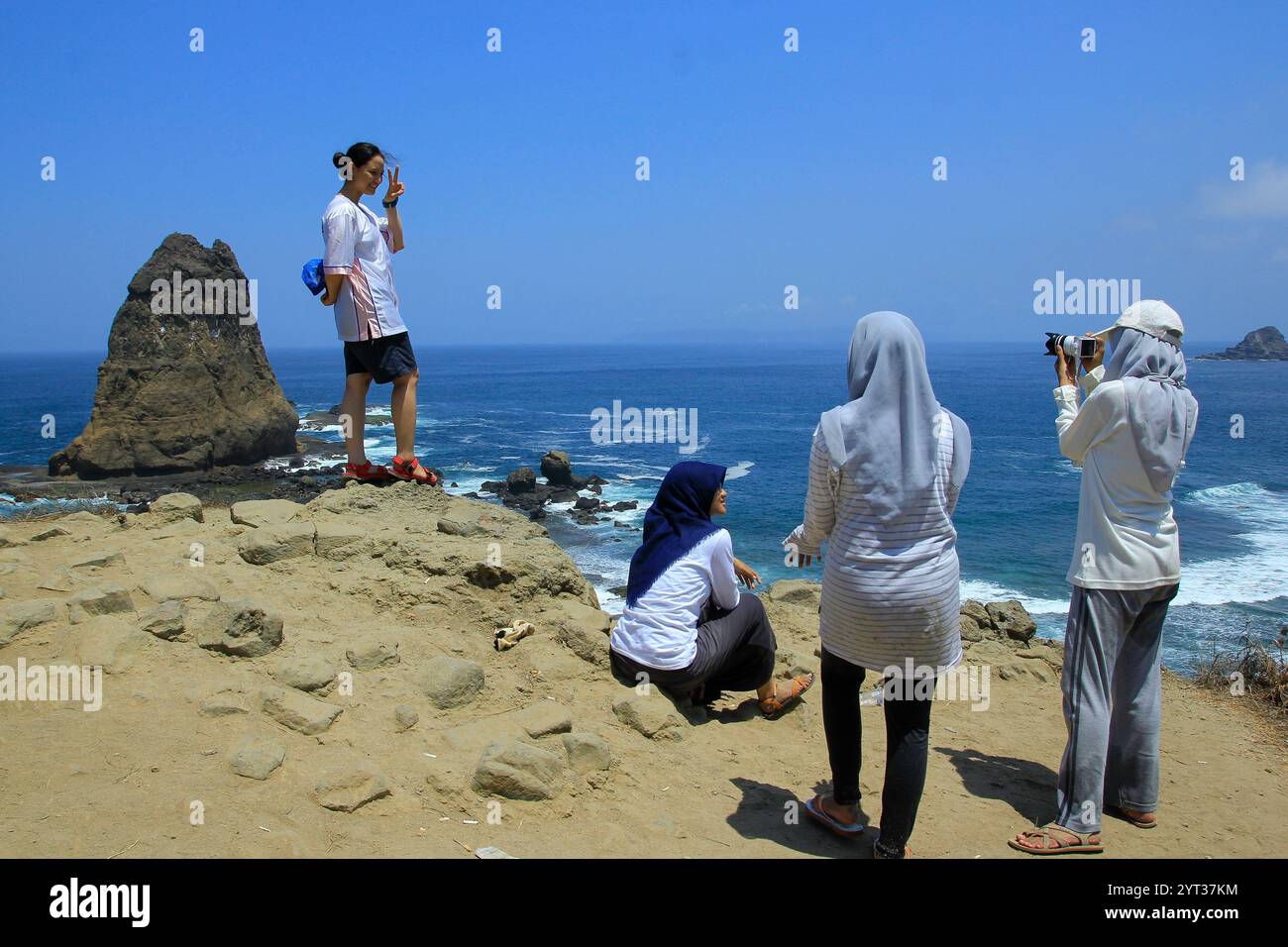 Einheimische Touristen besuchen Papuma Beach. Tanjung Papuma ist eine Art Strand, der große Wellen hat, da er direkt zum Indischen Ozean blickt. Stockfoto