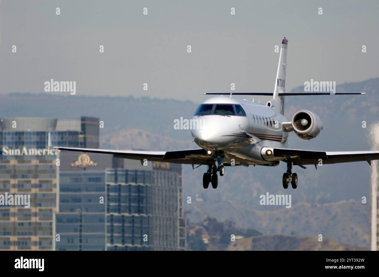 Santa Monica, Kalifornien: Privatjet, Hubschrauber, kleines Flugzeug, das den ganzen Tag über fliegt, mitten in Santa Monica. Stockfoto