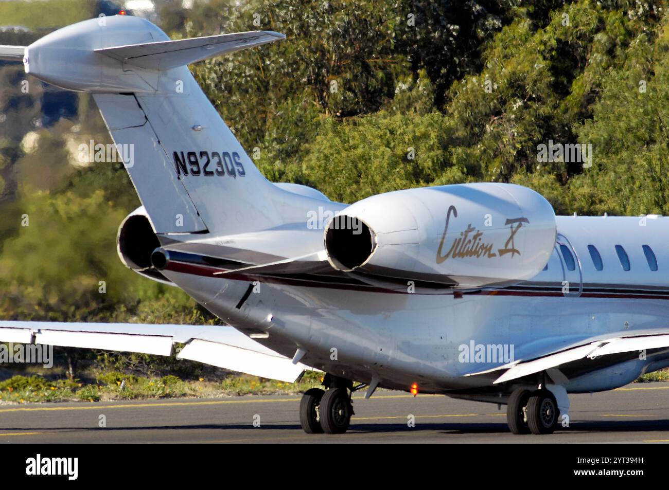 Santa Monica, Kalifornien: Privatjet, Hubschrauber, kleines Flugzeug, das den ganzen Tag über fliegt, mitten in Santa Monica. Stockfoto