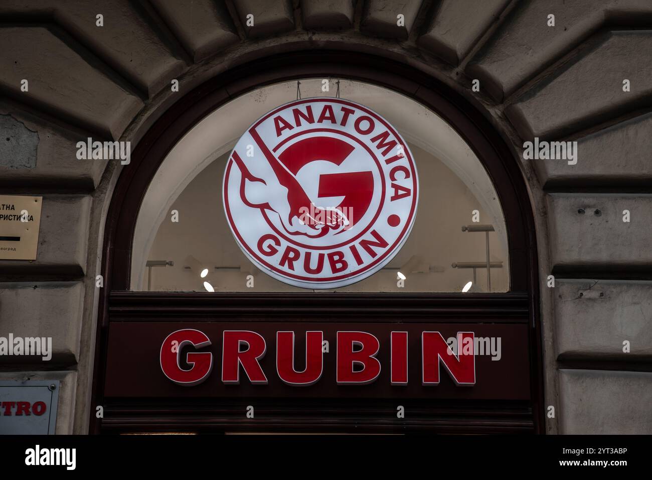 BELGRAD, SERBIEN - 12. OKTOBER 2024: Grubin Anatomica-Logo in einem Geschäft in Belgrad, Serbien. Grubin ist eine serbische Schuhmarke, die auf Orthopedi spezialisiert ist Stockfoto