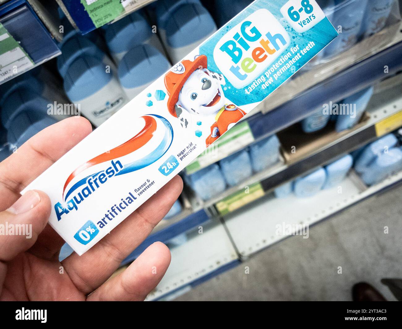 BELGRAD, SERBIEN - 12. OKTOBER 2024: Aquafresh Kinderzahnpasta zum Verkauf in einem Belgrader Supermarkt. Aquafresh ist eine britische Marke von glaxosmithkline;of Stockfoto