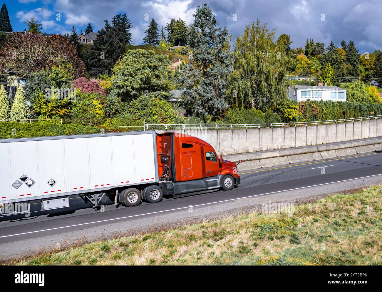 Brauner, großer Lkw-Auflieger mit verlängerter Fahrerkabine für den Transport von Gütern in einem trockenen Lieferwagen mit Auflieger Stockfoto