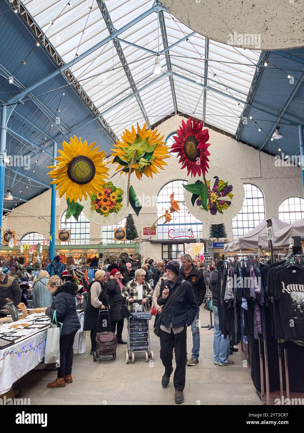 Weihnachtsblumen zeigen Markthalle, Abergavenny, Wales. UK - Smartphone-aufgenommenes Stockfoto