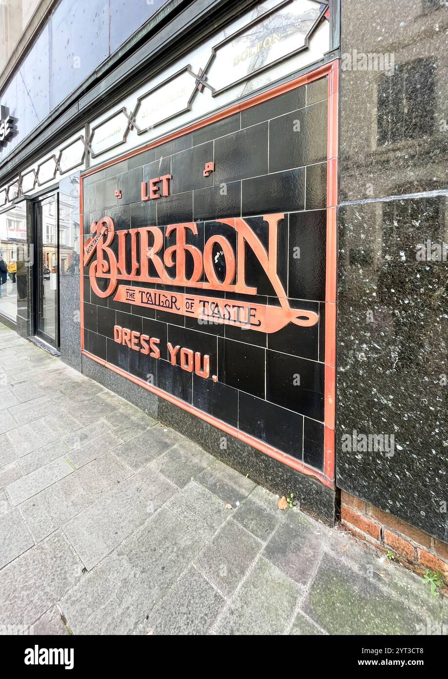 Keramikkfliesen-Geschäft vor dem alten Burton Herrenmode-Shop in Abergavenny, Wales. UK - Smartphone-aufgenommenes Stockfoto