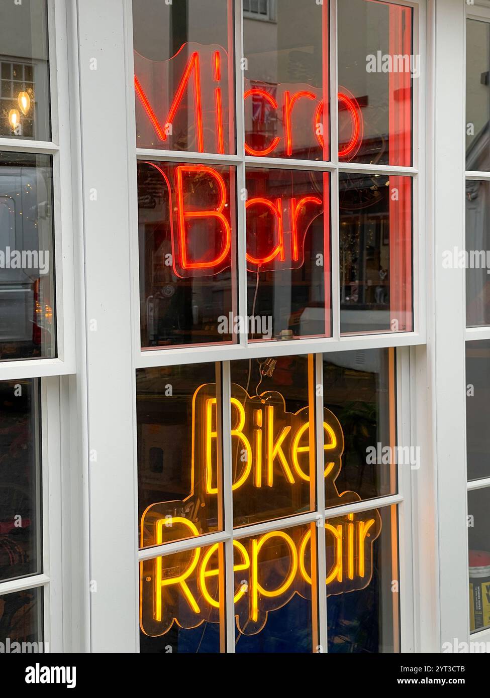 Ein ehemaliger Pub, The Griffin, jetzt eine Fahrradwerkstatt und Café-Bar. Monmouth Wales. - Smartphone-aufgenommenes Stockfoto