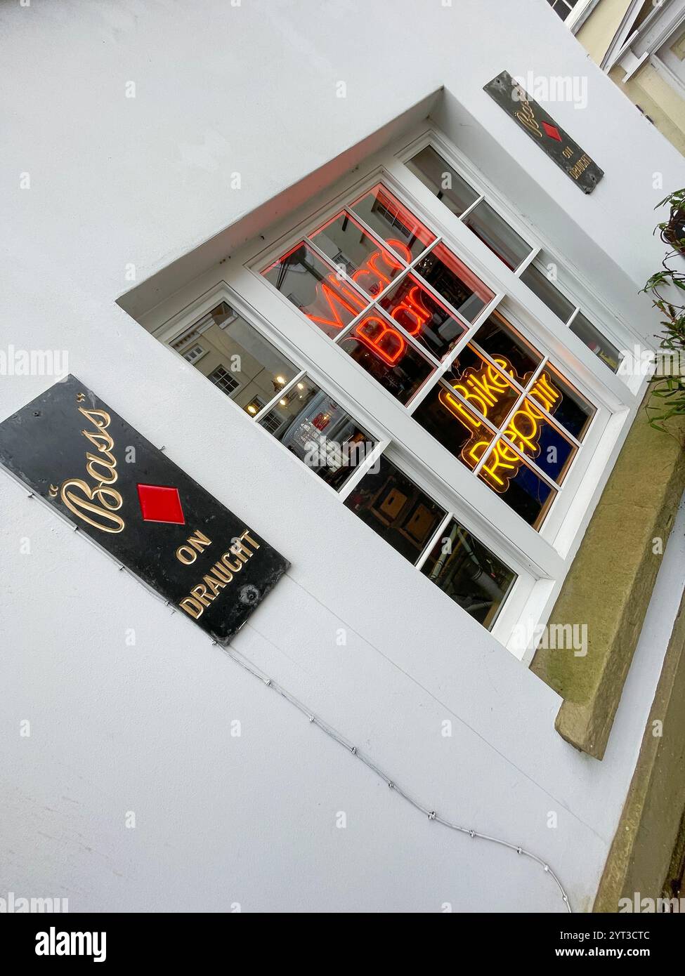 Ein ehemaliger Pub, The Griffin, jetzt eine Fahrradwerkstatt und Café-Bar. Monmouth Wales. - Smartphone-aufgenommenes Stockfoto