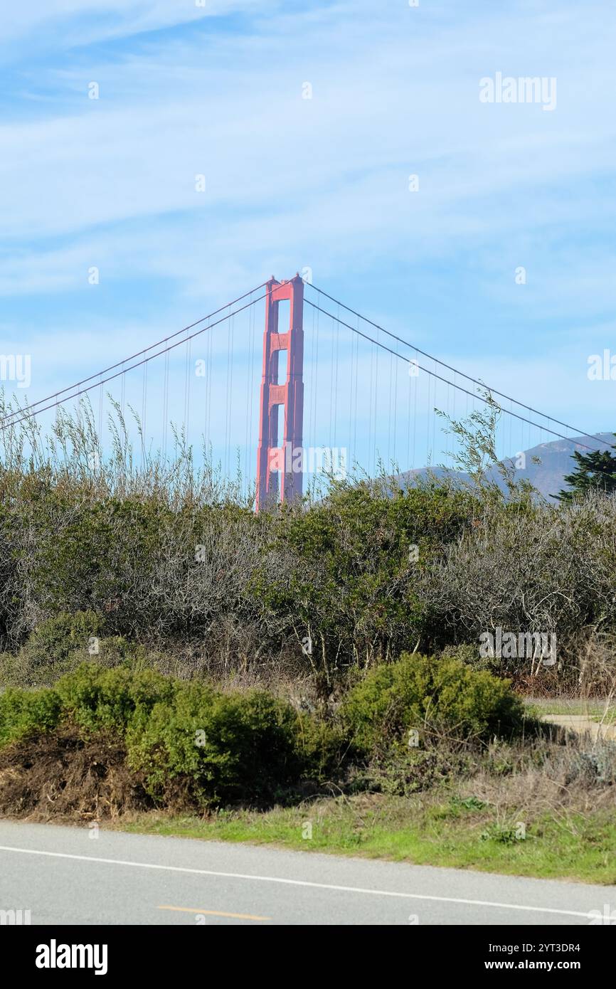 Blick auf einen der Haupttürme der Golden Gate Bridge vom Tunnel Tops Park im Presidio, San Francisco, Kalifornien. Stockfoto