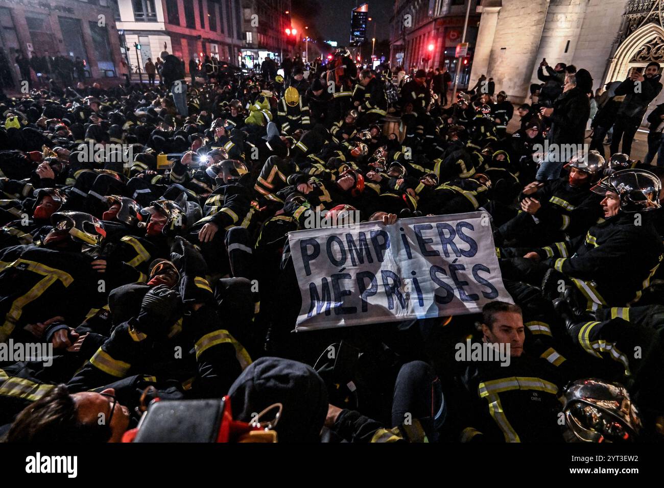 Lyon, Frankreich. Dezember 2024. Lyon Feuerwehrleute streiken während des Lichterfestes in Lyon am 5. Dezember 2024. Foto: Julien Reynaud/APS-Medias/ABACAPRESS. COM Credit: Abaca Press/Alamy Live News Stockfoto