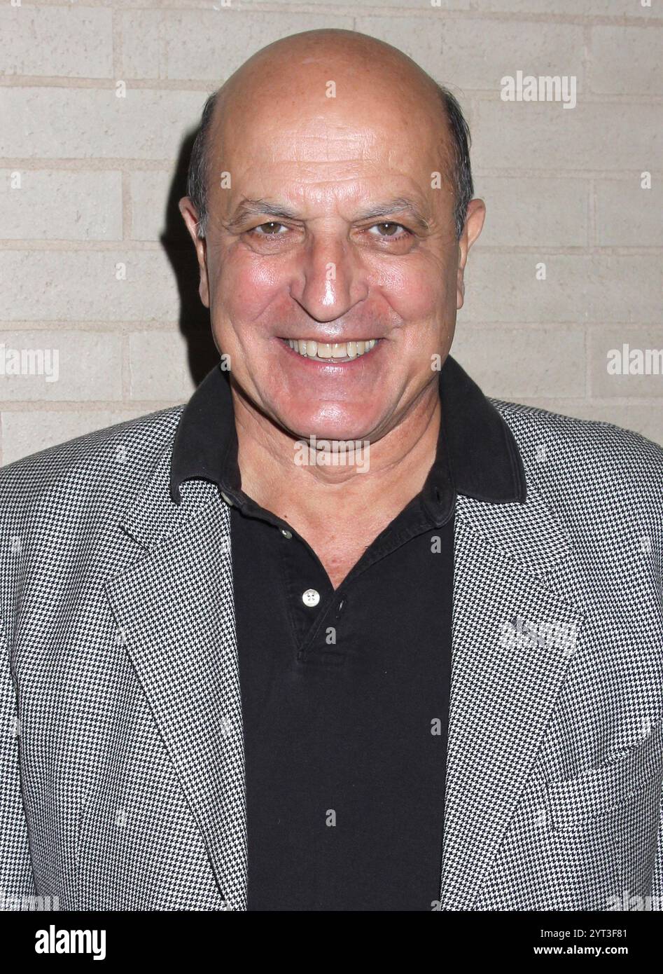 New York City, USA. Dezember 2024. Buck Rogers im 25. Jahrhundert und One Life to Live Schauspieler Thom Christopher, 84, starb am 5. Dezember 2024 in New York an einer unbekannten Krankheit. Thom Christopher 8. Jährliche „Daytime Stars & Strikes“-Bowlingveranstaltung. Am 9. Oktober 2011 in den Bowlmor Lanes. © Steven Bergman/AFF-USA. COM Credit: AFF/Alamy Live News Stockfoto