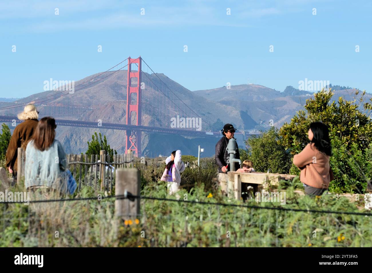 Besucher des Tunnel Tops Park, des Presidio, San Francisco, Kalifornien mit Blick auf die Golden Gate Bridge im Hintergrund; klarer Wintertag. Stockfoto