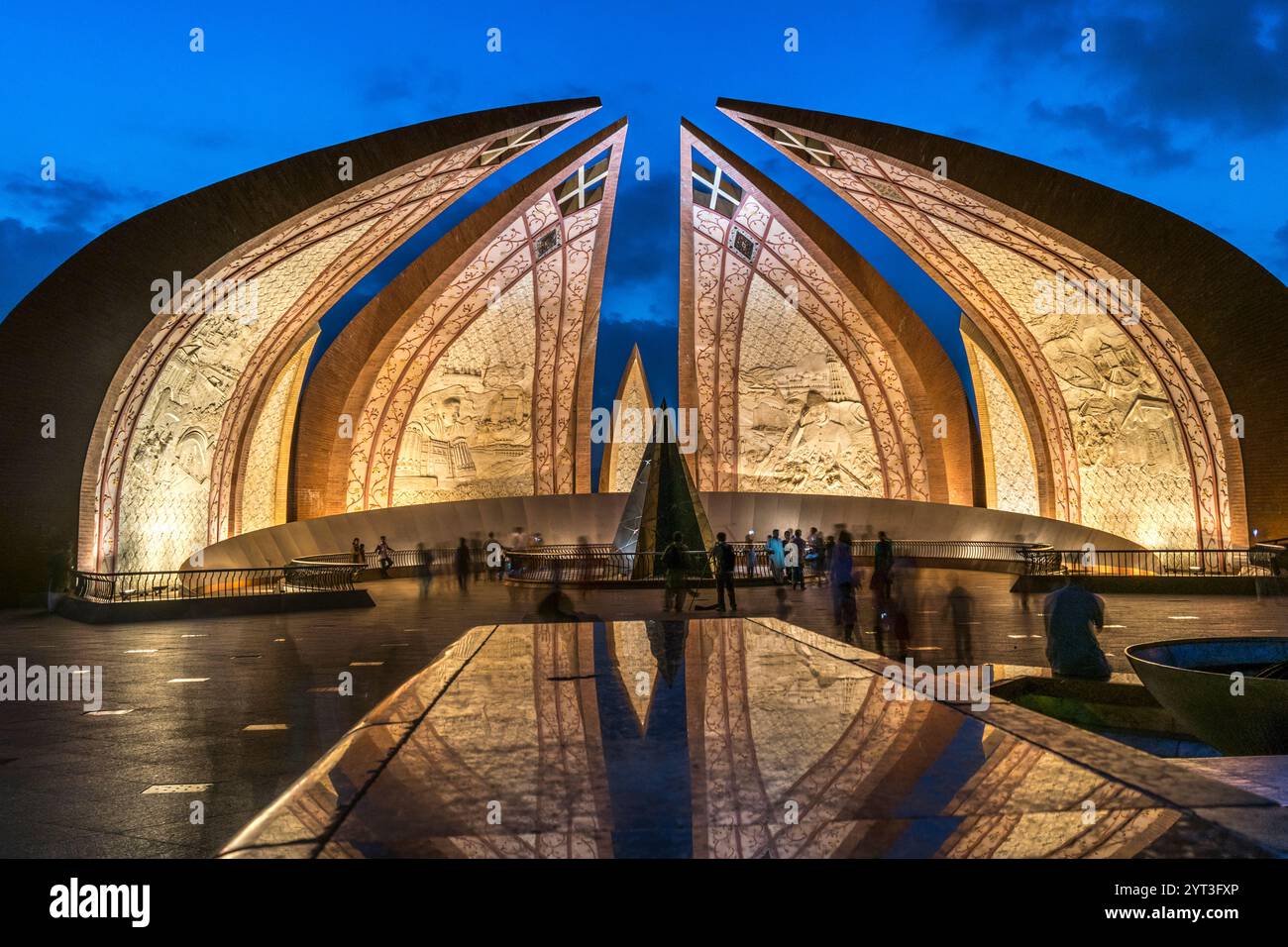 Pakistan Monument beleuchtet: Ein majestätisches nächtliches Symbol der Einheit Stockfoto