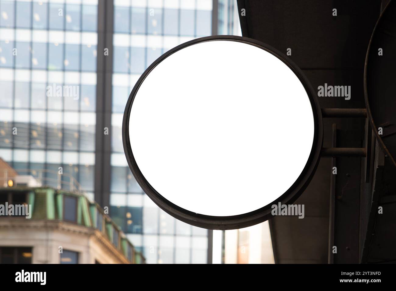 Leeres rundes Ladenschild mit modernem Gebäude auf Hintergrund Stockfoto
