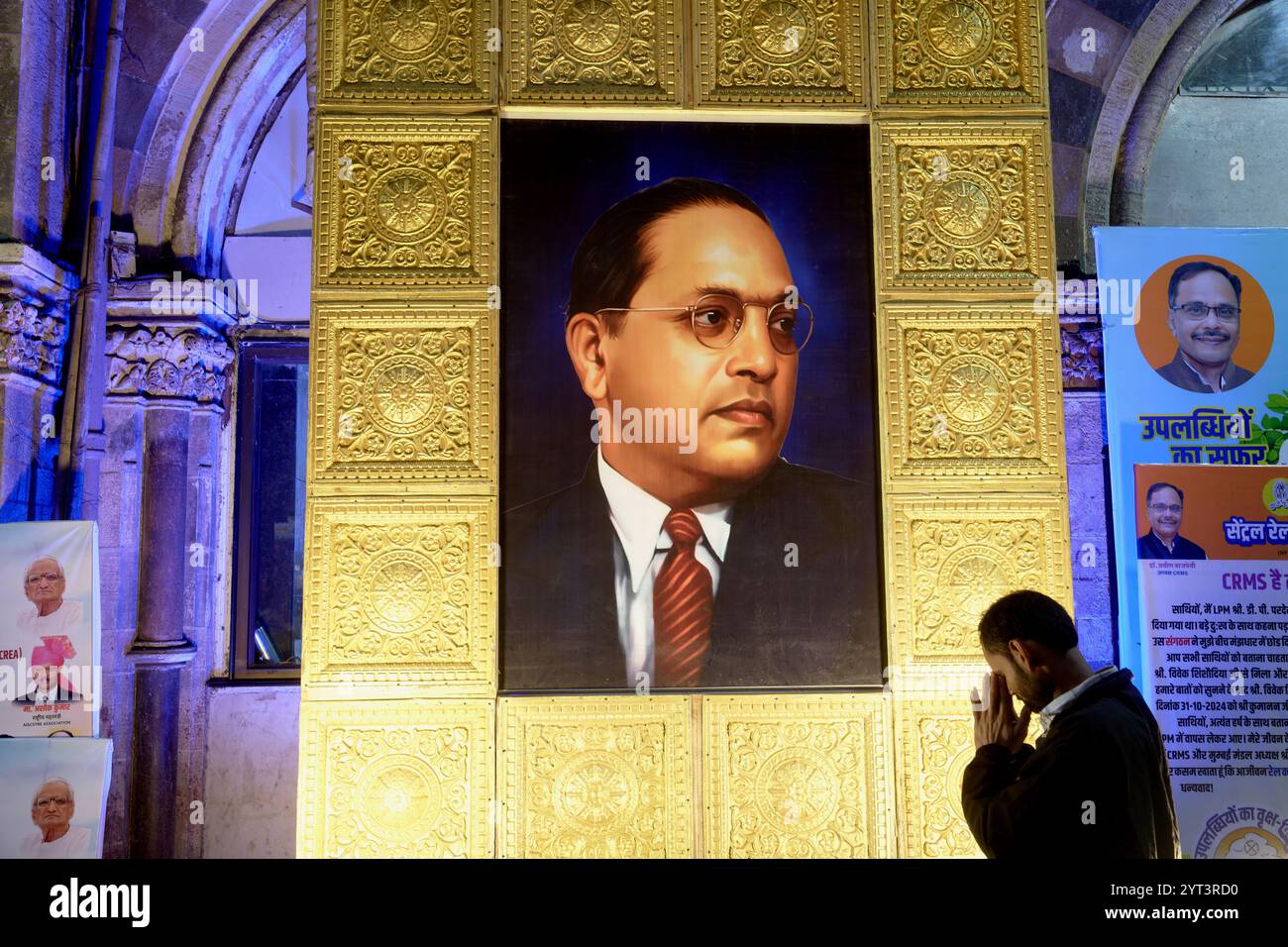Am Todestag von B.R. Ambedkar, dem Gründer einer neo-buddhistischen Bewegung, zollt ihm ein Indianer Respekt in einem provisorischen Schrein, Mumbai, Indien Stockfoto