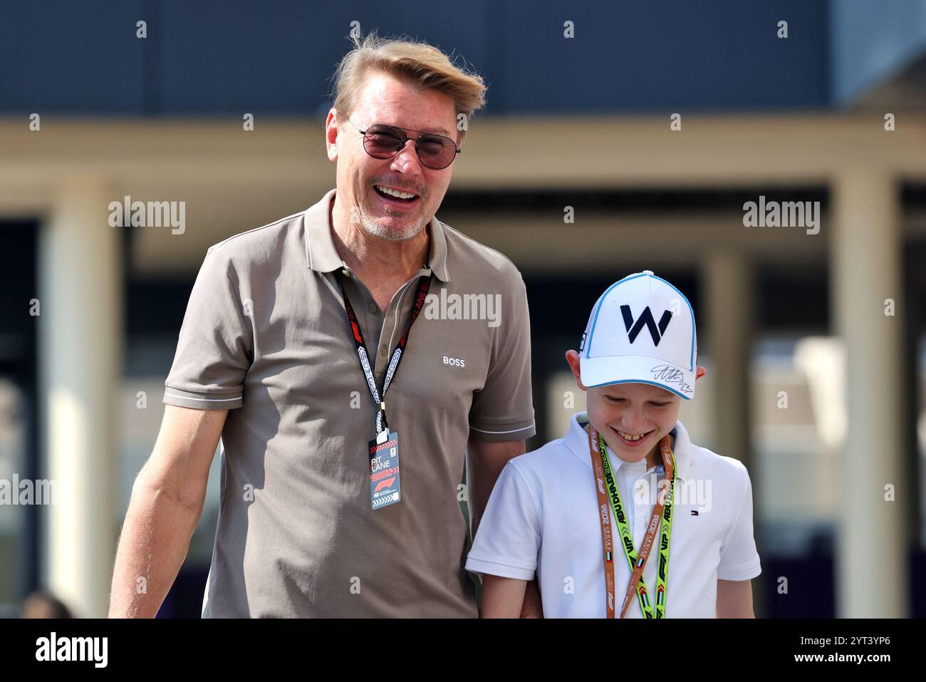 Abu Dhabi. Dezember 2024. Mika Hakkinen (FIN) mit seinem Sohn Daniel Hakkinen. 06.12.2024. Formel-1-Weltmeisterschaft, Rd 24, Abu Dhabi Grand Prix, Yas Marina Circuit, Übungstag. Das Foto sollte lauten: XPB/Alamy Live News. Stockfoto