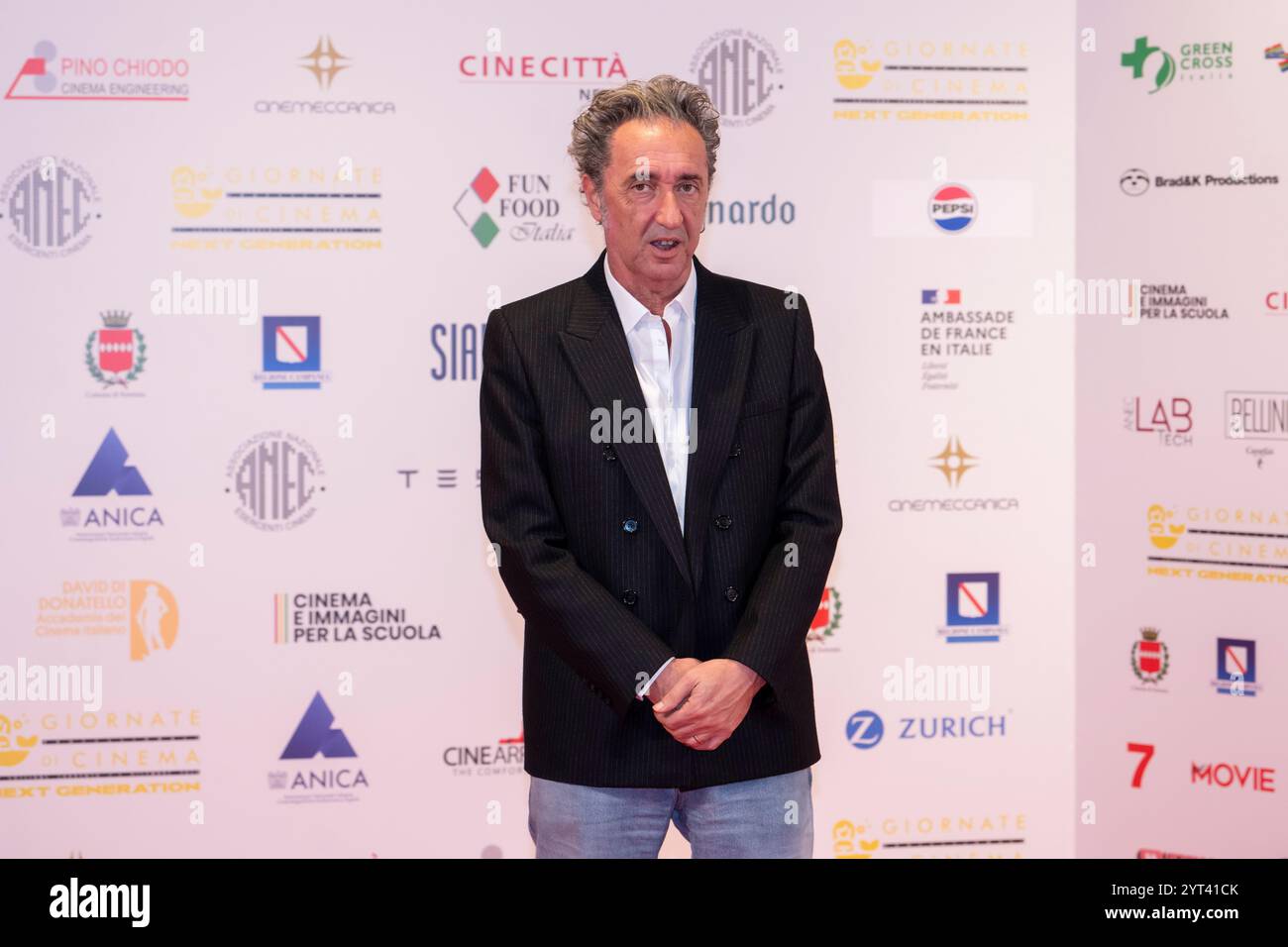 Sorrent, Italien. Dezember 2024. Paolo Sorrentino nimmt am 4. Dezember 2024 an der Fotokonferenz im „Giornate di Cinema 2024“ in Sorrent, Neapel, Italien, Teil. (Foto: Francesco Luciano/NurPhoto) Credit: NurPhoto SRL/Alamy Live News Stockfoto