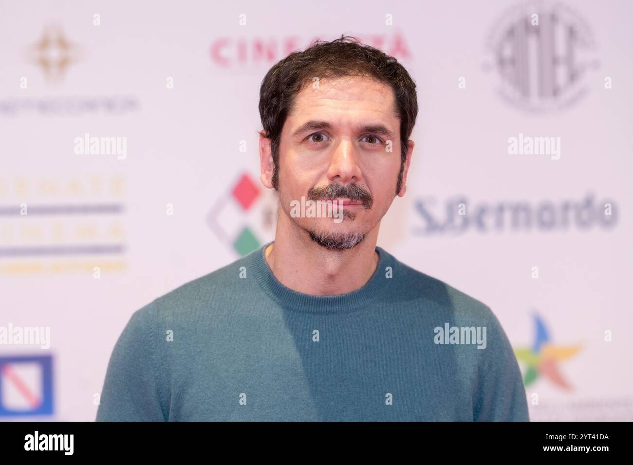 Sorrent, Italien. Dezember 2024. Gabriele Mainetti nimmt am 4. Dezember 2024 am Fotogespräch des Giornate di Cinema 2024 in Sorrent, Neapel, Italien, Teil. (Foto: Francesco Luciano/NurPhoto) Credit: NurPhoto SRL/Alamy Live News Stockfoto