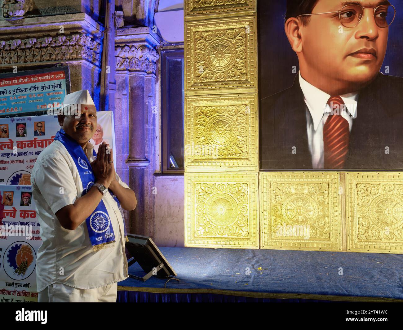 Am Todestag von B.R. Ambedkar, dem Gründer einer neo-buddhistischen Bewegung, zollt ihm ein Indianer Respekt in einem provisorischen Schrein, Mumbai, Indien Stockfoto