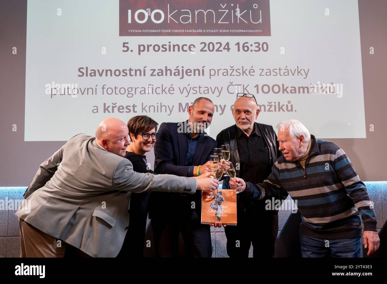 Veröffentlichung des Buches Millionen von Momenten über die Geschichte des Foto-Newsrooms der Tschechischen Presseagentur (CTK) in einer ganztägigen Veranstaltung anlässlich des 100. Jahrestages des Starts des CTK-Fotodienstes im PressCentrum CTK, Opletalova Straße, in Prag, Tschechische Republik, 5. Dezember, 2024. auf dem Foto von links: CTK-Generaldirektor Jaroslav Kabele, Chefredakteur der CTK Radka Matesova Markova, Leiter der CTK Photobank Petr Mlch, langjähriger Fotojournalist Michal Dolezal und ehemaliger Fotojournalist und Gewinner des Titels Persönlichkeit der tschechischen Fotografie Jovan Dezort. (CTK Photo/Ondrej Deml) Stockfoto