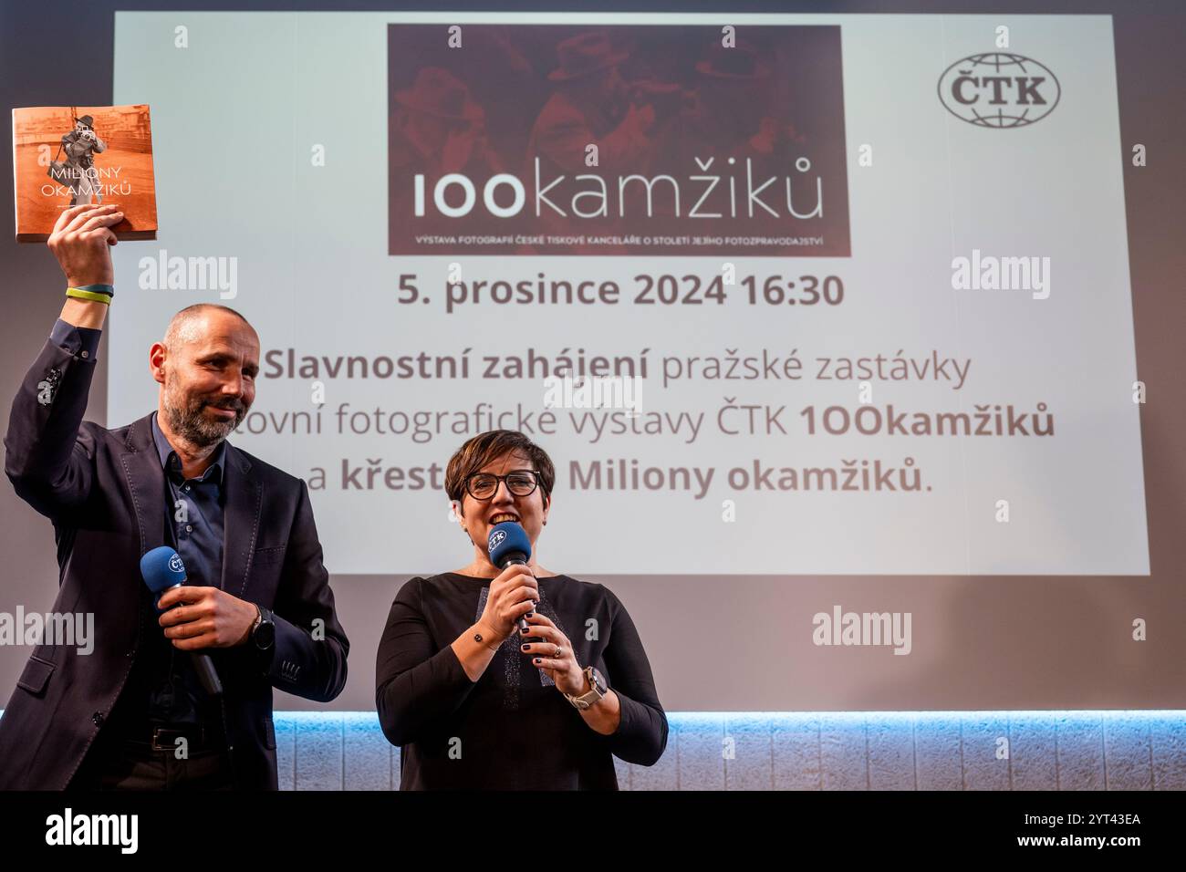 Prag, Tschechische Republik. Dezember 2024. Veröffentlichung des Buches Millionen von Momenten über die Geschichte des Foto-Newsrooms der Tschechischen Presseagentur (CTK) in einer ganztägigen Veranstaltung anlässlich des 100. Jahrestages des Starts des CTK-Fotodienstes im PressCentrum CTK, Opletalova Straße, in Prag, Tschechische Republik, 5. Dezember, 2024. auf dem Foto von links: Leiter der CTK Photobank Petr Mlch und Chefredakteur der CTK Radka Matesova Markova. Quelle: Ondrej Deml/CTK Photo/Alamy Live News Stockfoto