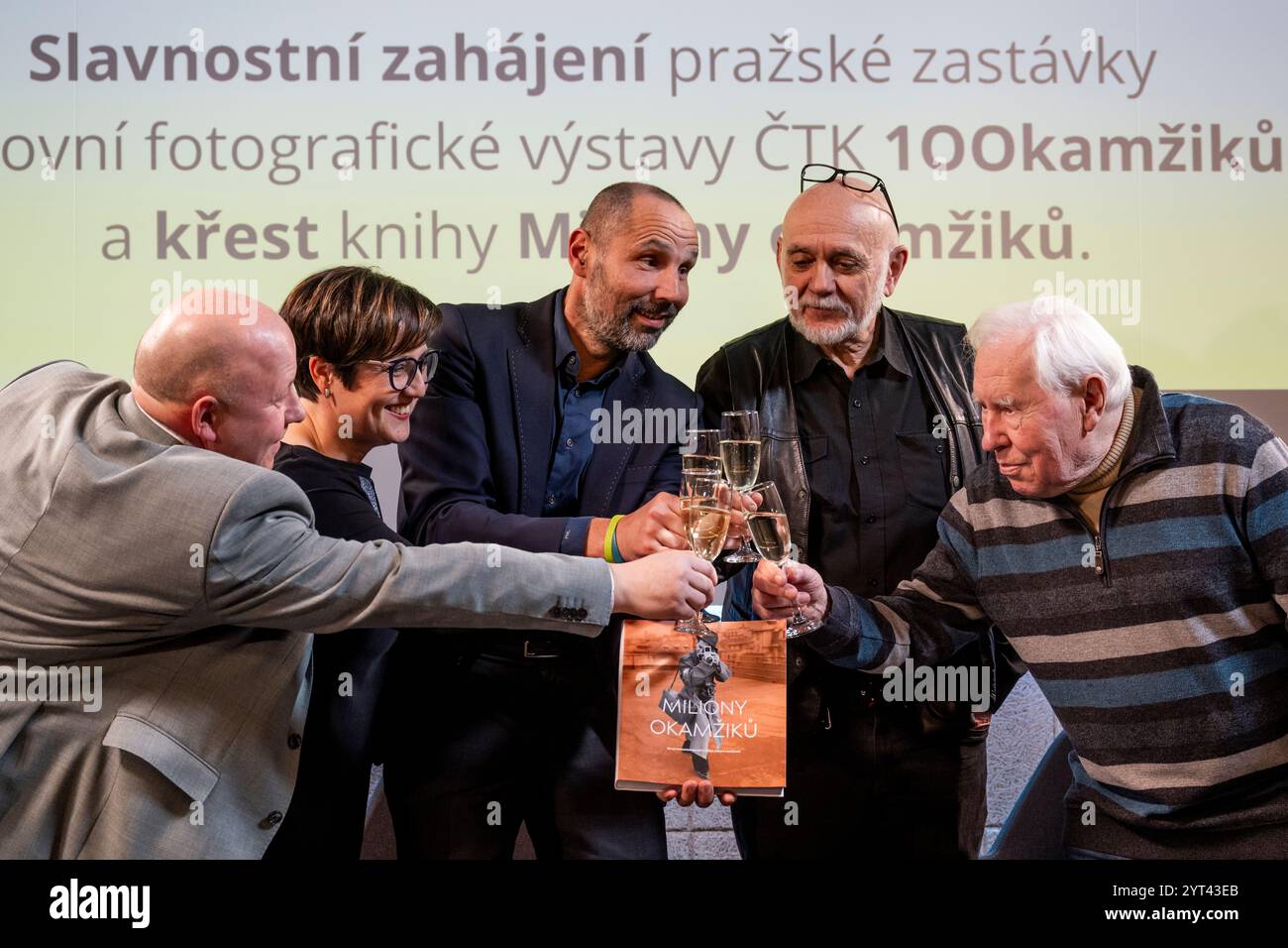 Veröffentlichung des Buches Millionen von Momenten über die Geschichte des Foto-Newsrooms der Tschechischen Presseagentur (CTK) in einer ganztägigen Veranstaltung anlässlich des 100. Jahrestages des Starts des CTK-Fotodienstes im PressCentrum CTK, Opletalova Straße, in Prag, Tschechische Republik, 5. Dezember, 2024. auf dem Foto von links: CTK-Generaldirektor Jaroslav Kabele, Chefredakteur der CTK Radka Matesova Markova, Leiter der CTK Photobank Petr Mlch, langjähriger Fotojournalist Michal Dolezal und ehemaliger Fotojournalist und Gewinner des Titels Persönlichkeit der tschechischen Fotografie Jovan Dezort. (CTK Photo/Ondrej Deml) Stockfoto