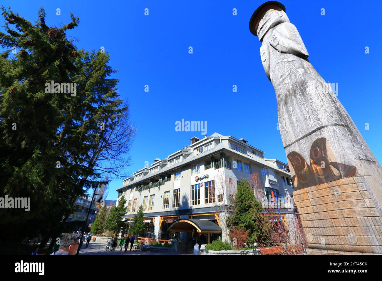 Whistler, BC, Kanada - 19. April 2024: Ein Totempfahl der ersten Nationen („Indianer“) im Whistler Village. Whistler BC, Kanada Stockfoto