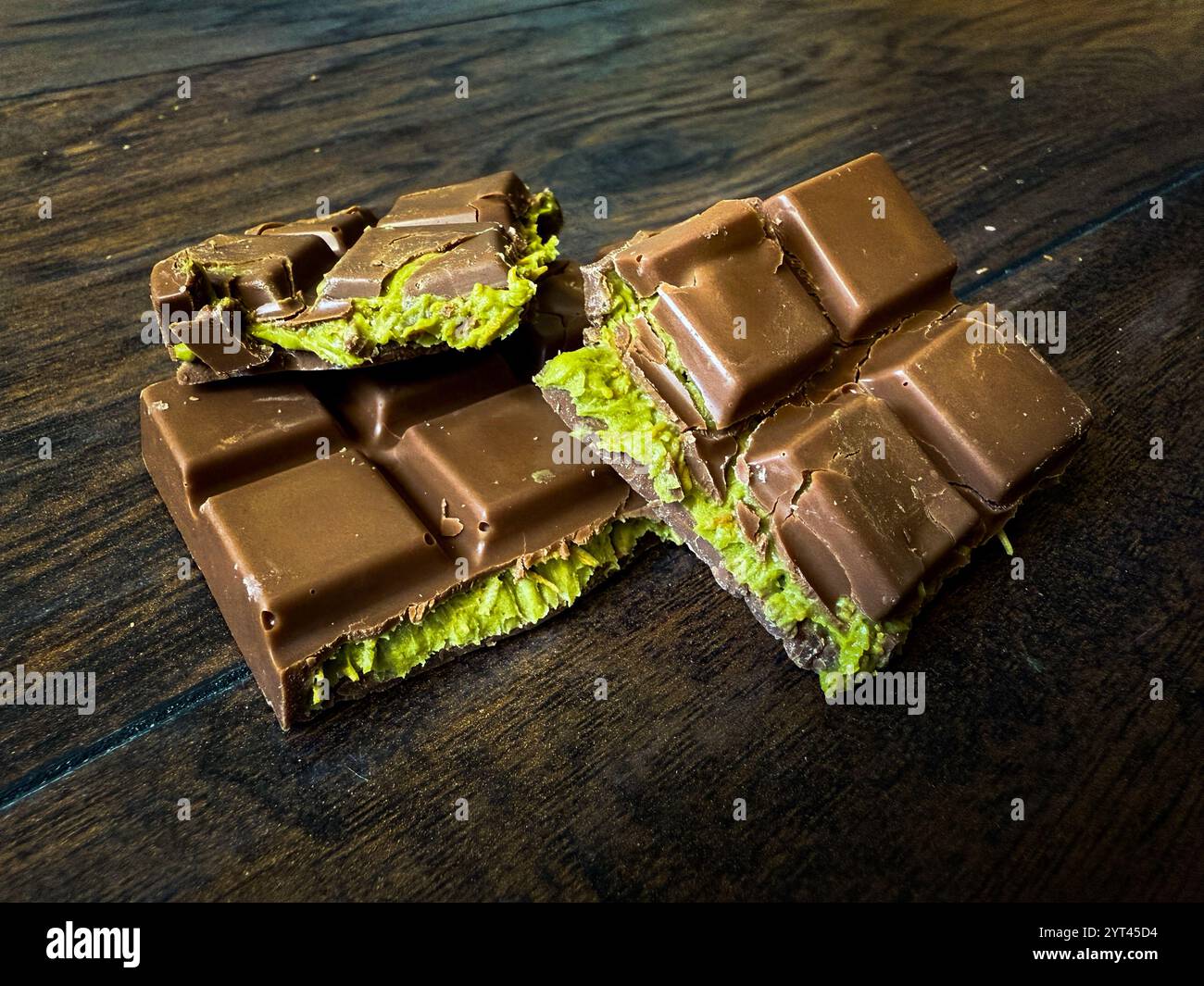 Dubai Chocolate Bar mit Kadayif und Pistazien. Bereit, trendiges Essen zu essen. Stockfoto