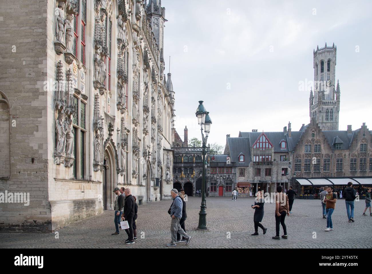 Brabantinisches gotisches Stadhuis van Brugge / Hôtel de ville de Brügge (Rathaus von Brügge) erbaut aus dem XIV. Bis XV. Jahrhundert und romanische und gotische Basiliek van het Stockfoto