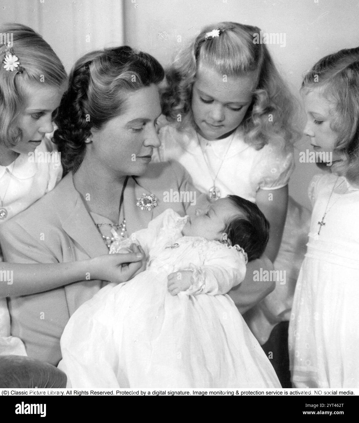 Prinzessin Sibylla von Sachsen-Coburg und Gotha (Sibylle Calma Marie Alice Bathildis Feodora 18. Januar 1908 – 28. November 1972) war Mitglied des schwedischen Königshauses und Mutter des heutigen schwedischen Königs Carl XVI. Gustaf. Im Bild mit ihren Töchtern Margaretha, Birgitta (rechts) Désirée (rechts) Christina in Sibyllas Lap. 1943 Stockfoto