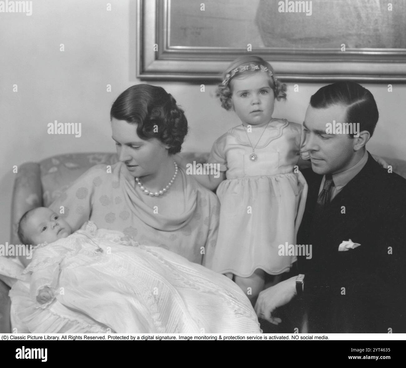 Prinzessin Sibylla von Sachsen-Coburg und Gotha (Sibylle Calma Marie Alice Bathildis Feodora 18. Januar 1908 – 28. November 1972) war Mitglied des schwedischen Königshauses und Mutter des heutigen schwedischen Königs Carl XVI. Gustaf. Zusammen mit zwei ihrer Töchter Birgitta in Sibyllas LAP und Margaretha. 1939 Stockfoto