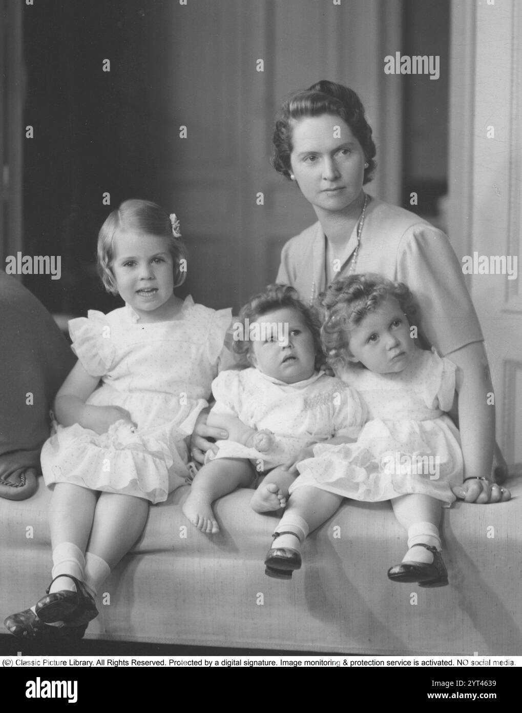 Prinzessin Sibylla von Sachsen-Coburg und Gotha (Sibylle Calma Marie Alice Bathildis Feodora 18. Januar 1908 – 28. November 1972) war Mitglied des schwedischen Königshauses und Mutter des heutigen schwedischen Königs Carl XVI. Gustaf. Mit drei ihrer Töchter Margaretha. Désirée, Birgitta 1943 Stockfoto