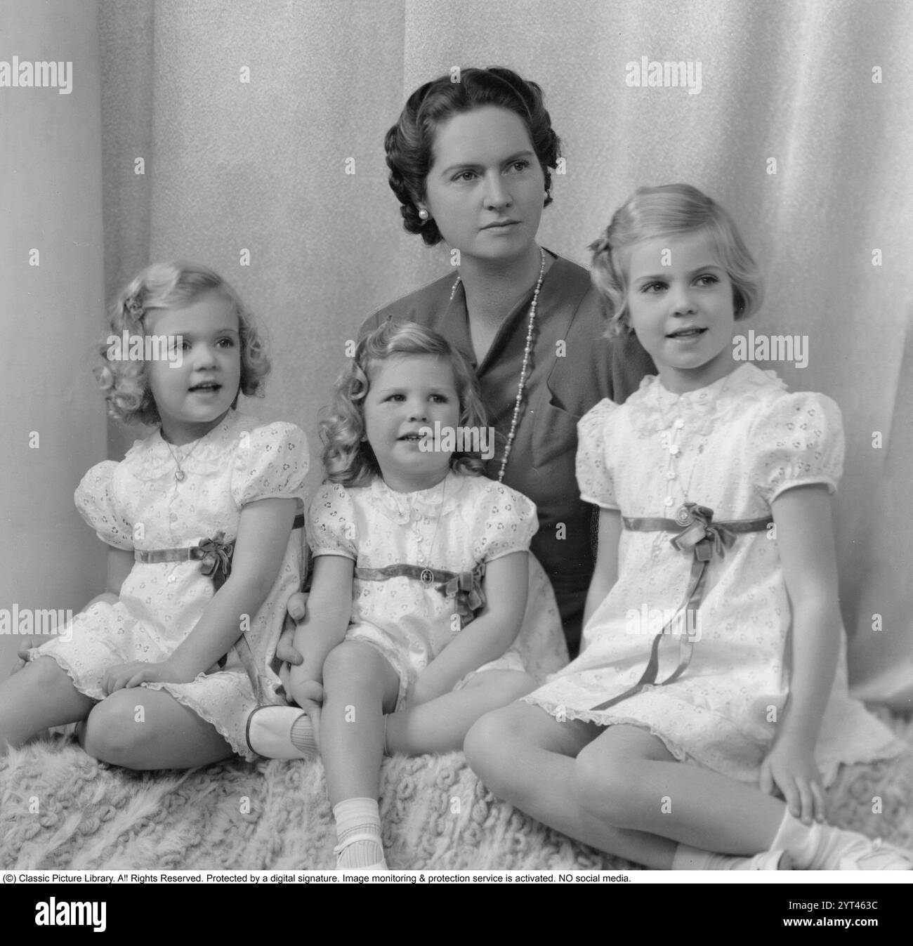 Prinzessin Sibylla von Sachsen-Coburg und Gotha (Sibylle Calma Marie Alice Bathildis Feodora 18. Januar 1908 – 28. November 1972) war Mitglied des schwedischen Königshauses und Mutter des heutigen schwedischen Königs Carl XVI. Gustaf. Abgebildet mit drei ihrer Töchter Birgitta (rechts) Désirée (Mitte) Margaretha. 1943 Stockfoto