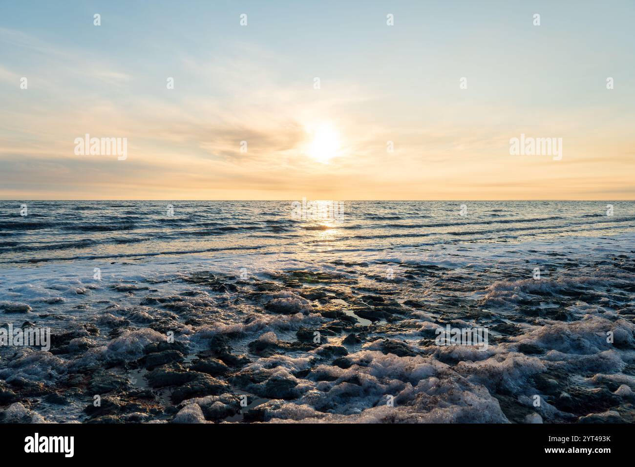 Ein wunderschöner Sonnenaufgang mit einer hellen Sonne über dem Aral Meer. In Karakalpakstan, Usbekistan Stockfoto