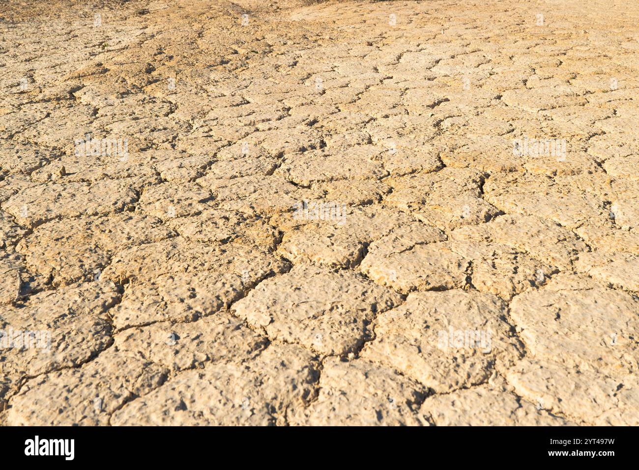 Trockene Küste, das Problem des Aral-Meeres. Küste des ausgetrockneten Meeres. Vertrocknetes Land in der Wüste. Stockfoto