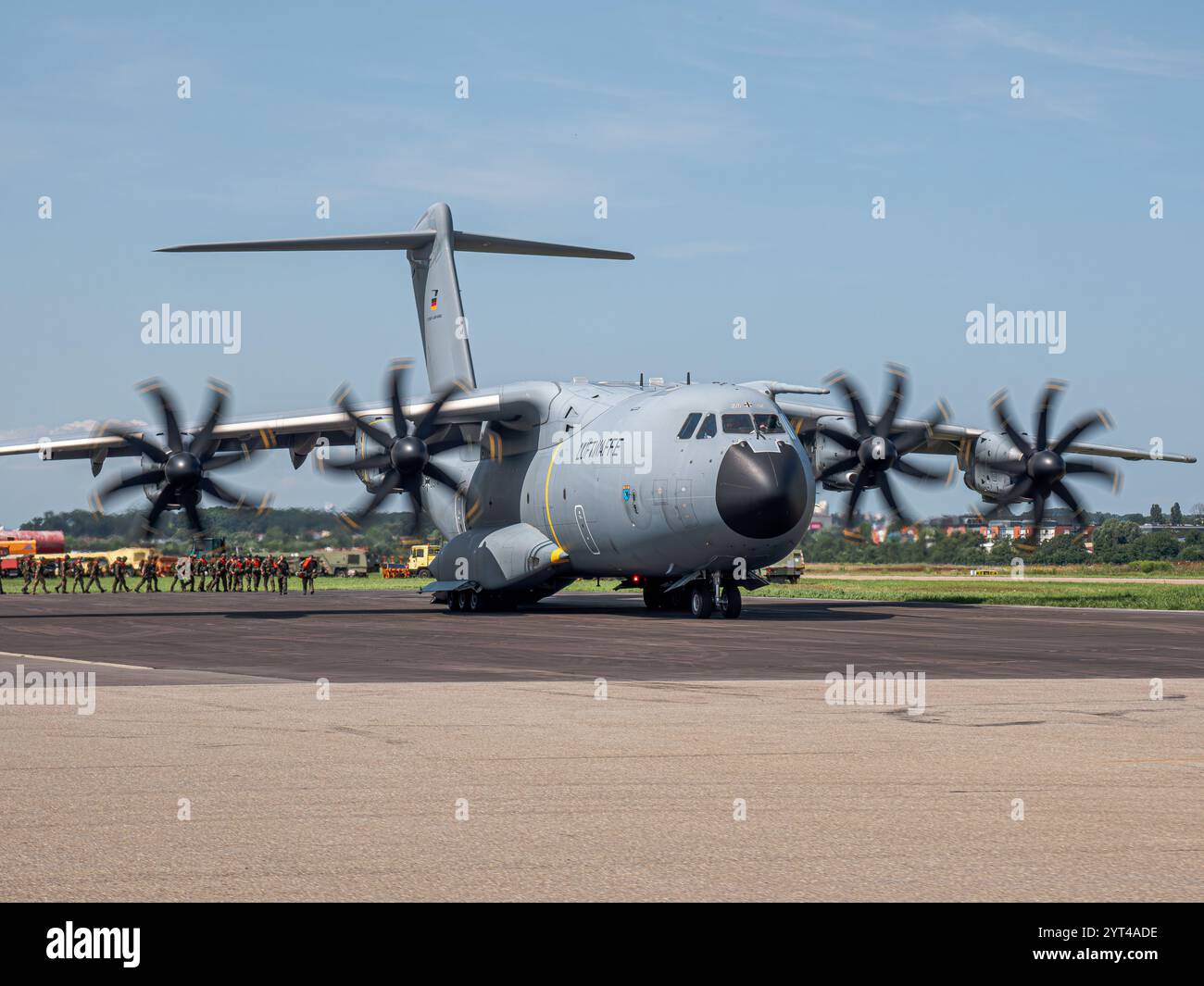 Deutsche Fallschirmjäger besteigen einen Airbus A400M während einer NATO-Übung: Soldaten in voller Ausrüstung, Vorbereitung auf eine Luftlandeoperation, koordinierter Einstieg ins Flugzeug Stockfoto