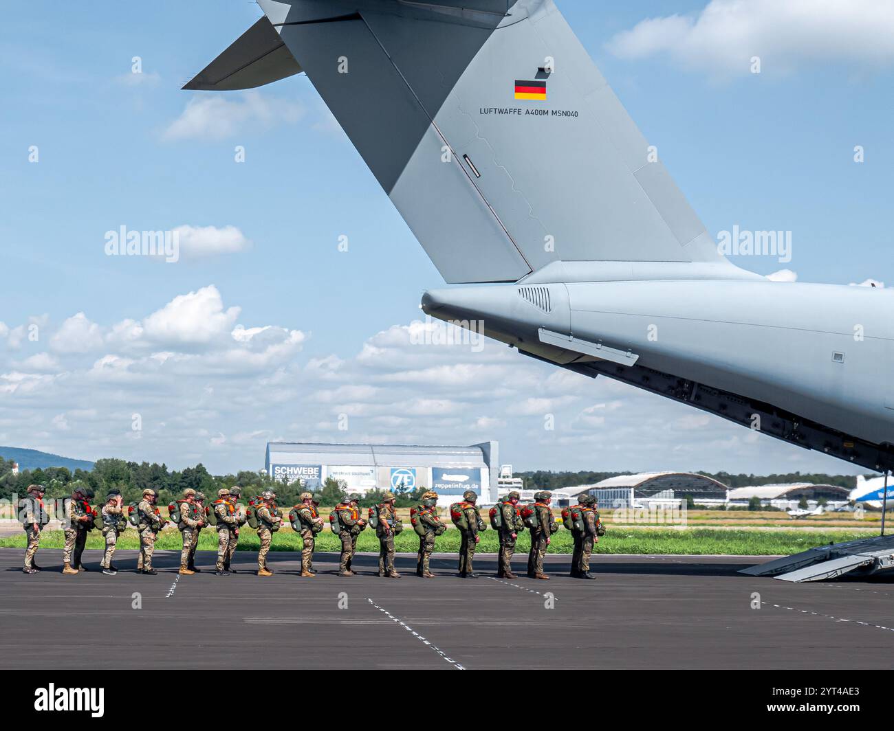 Deutsche Fallschirmjäger besteigen einen Airbus A400M während einer NATO-Übung: Soldaten in voller Ausrüstung, Vorbereitung auf eine Luftlandeoperation, koordinierter Einstieg ins Flugzeug Stockfoto