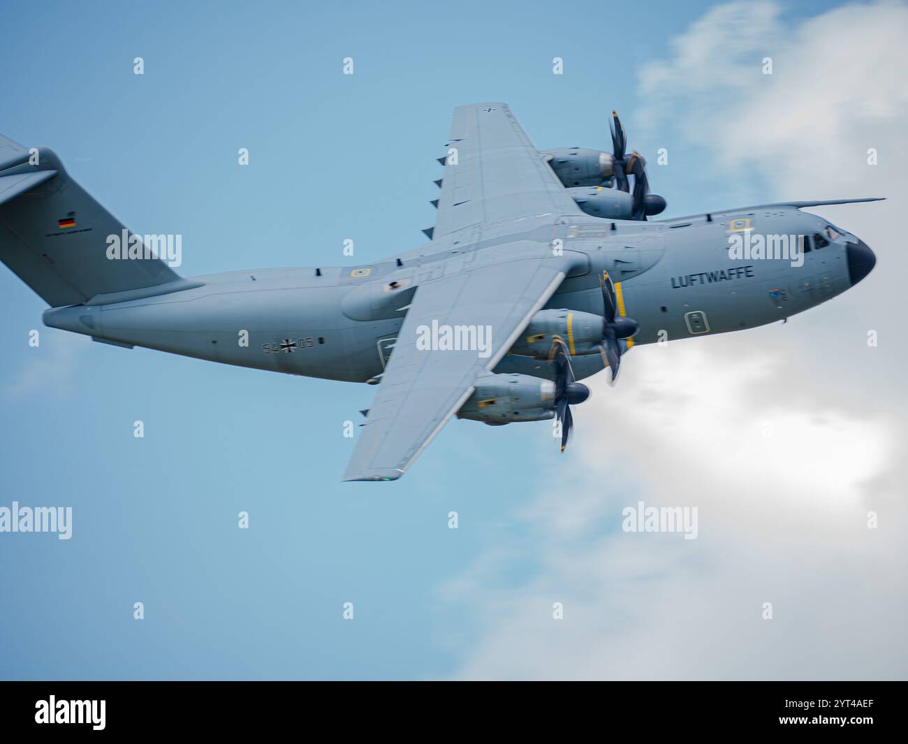 Ein Luftwaffe Airbus A400M während einer NATO-Übung: Moderne Militärtransportflugzeuge in Tarnlackierung, Start von einer Feldlandebahn, Loa Stockfoto